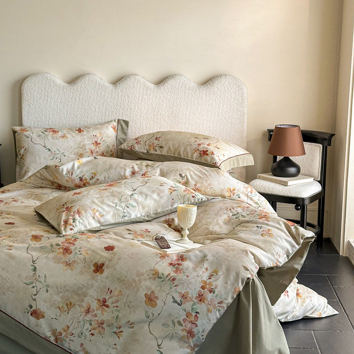 Satin bedding set with floral watercolor pattern and fine hem