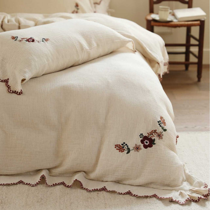 Embroidered cotton muslin bedding set with frill and floral embroidery