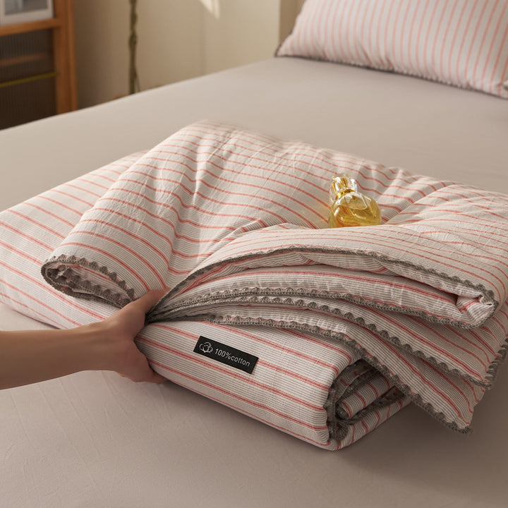 All-season quilted comforter made of pure cotton with a fine trim