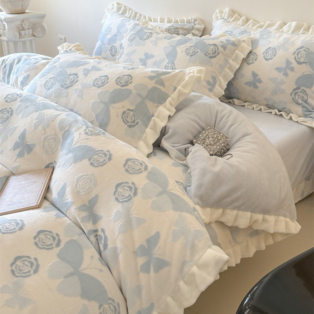 Bedding set made of soft cotton muslin with ruffle, quilted blanket and decorative pillowcases