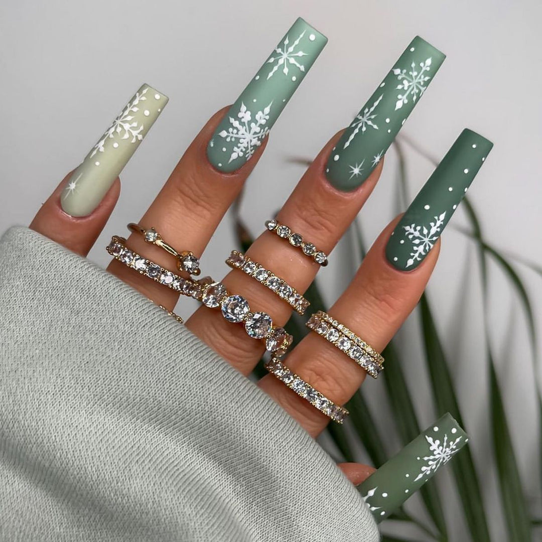 Decorative Press-On Nail Art Set with Elegant Floral and Shimmer Design Stornfield