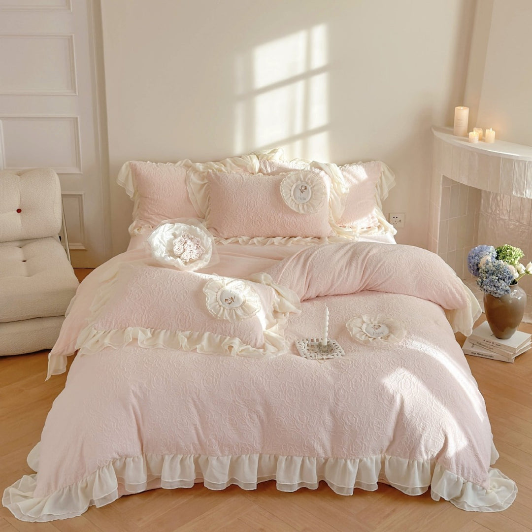 Romantic ruffle bedding set made of quilted cotton blend with decorative roses