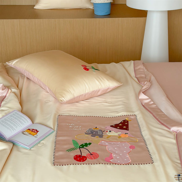 Children's bedding set with appliquéd animal figures, satin cover and quilted blanket