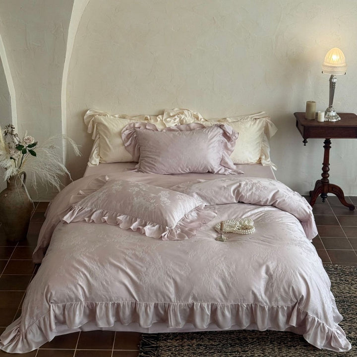 Bedding set in vintage jacquard with satin frill and delicate ruffle edge