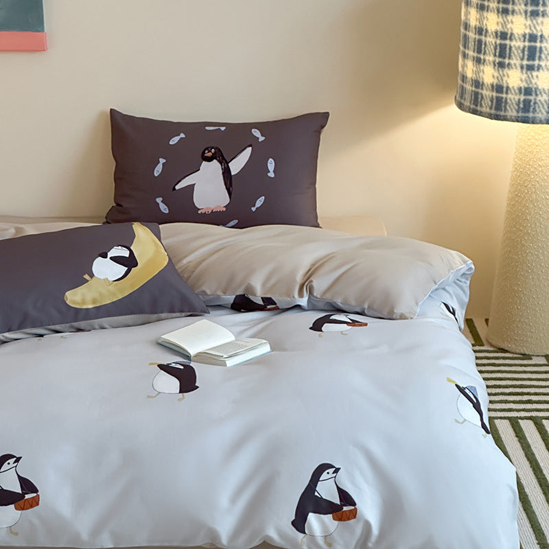 Children's bedding set with large teddy bear print and soft cotton satin