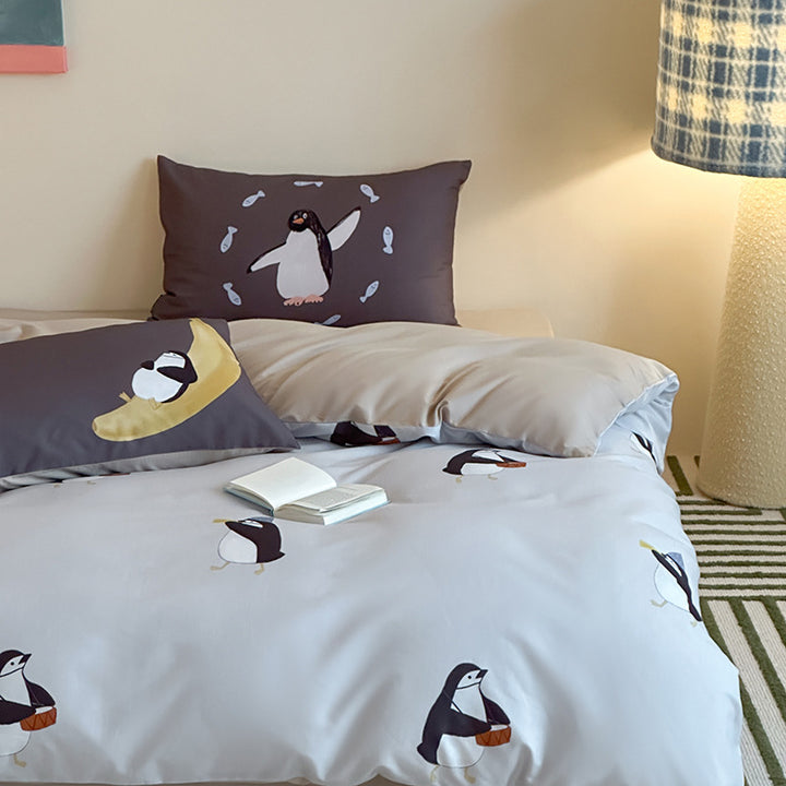 Children's bedding set with large teddy bear print and soft cotton satin