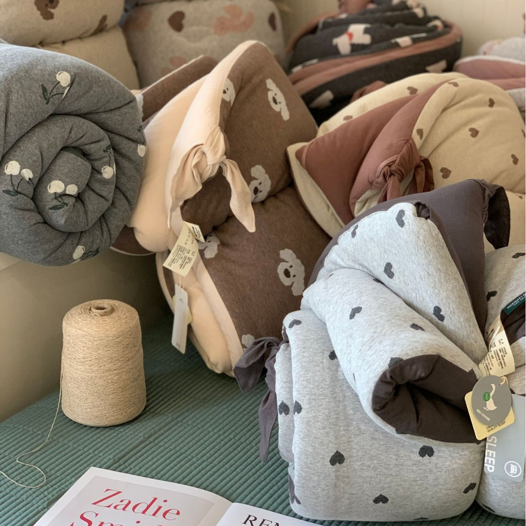 Light quilted blanket with bear jacquard and cotton jersey surface