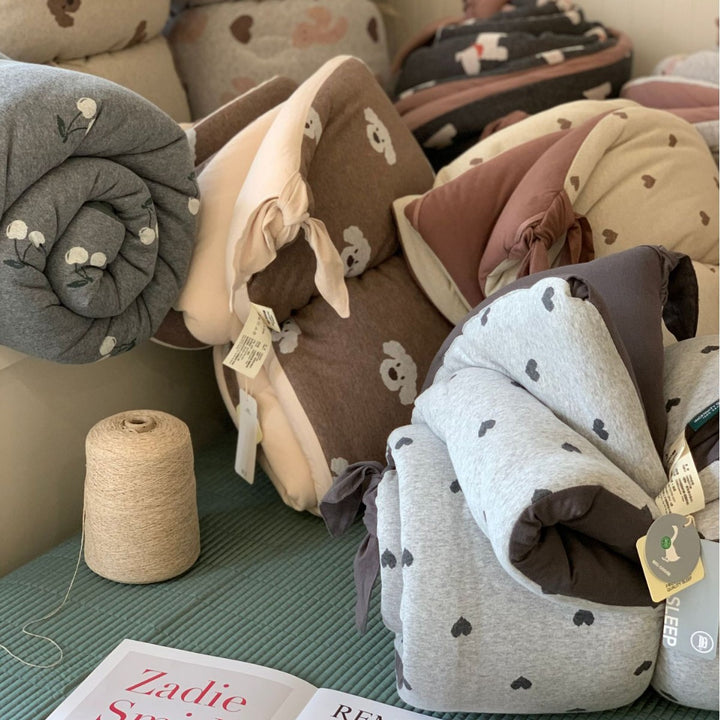 Light quilted blanket with bear jacquard and cotton jersey surface