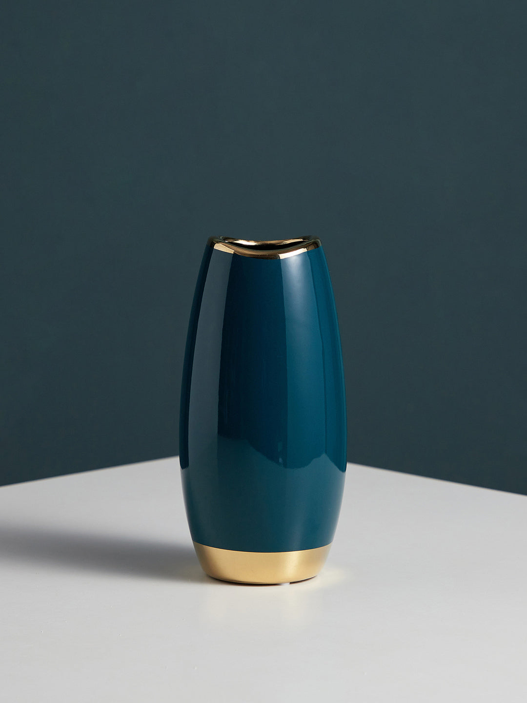 Elegant ceramic vase in modern design Stornfield
