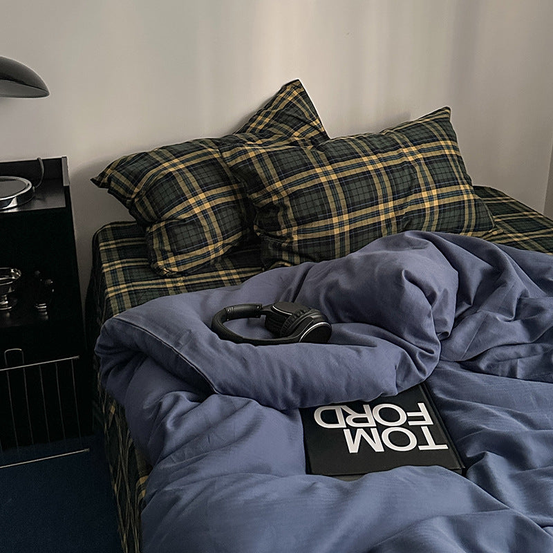Checked bedding set made of linen-cotton mix with fitted sheet and pillowcases