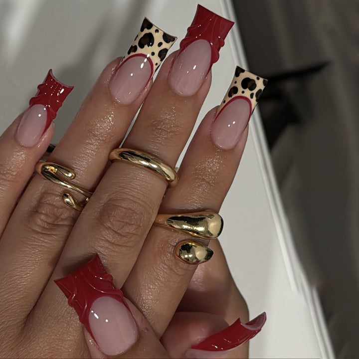 Nail set with leopard and luxurious glitter finish Stornfield