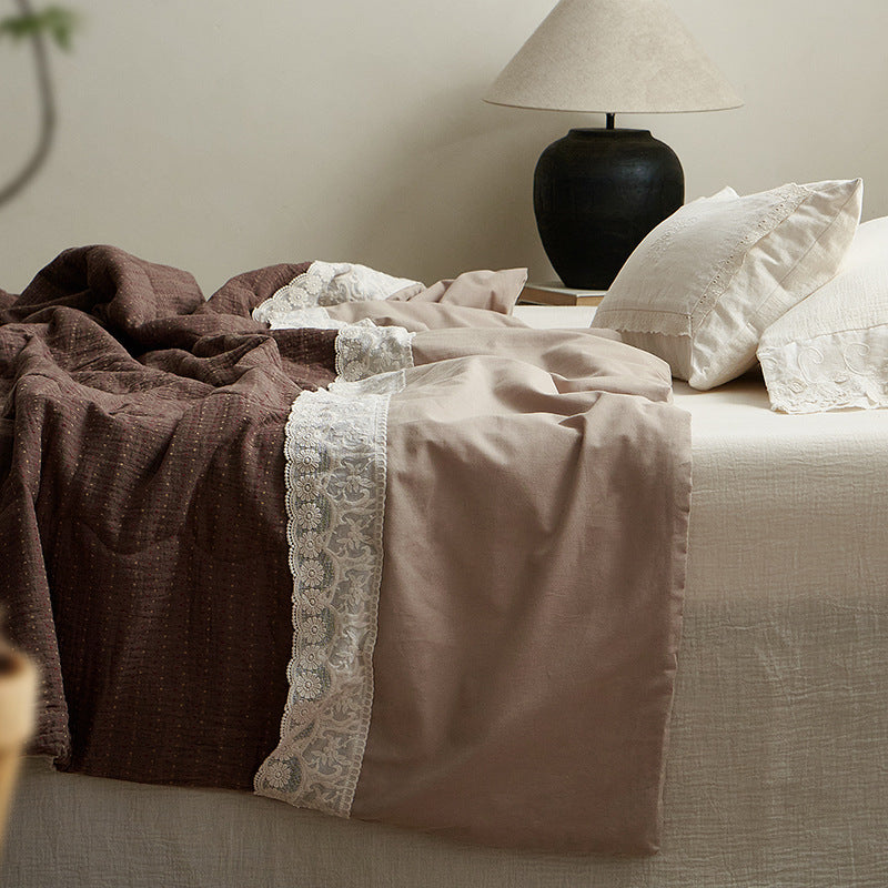 Light quilted cotton quilt with textured surface