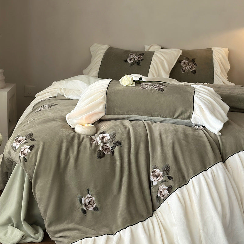 Samt-Optik bedding set with embroidered rose designs, frill and reversible function
