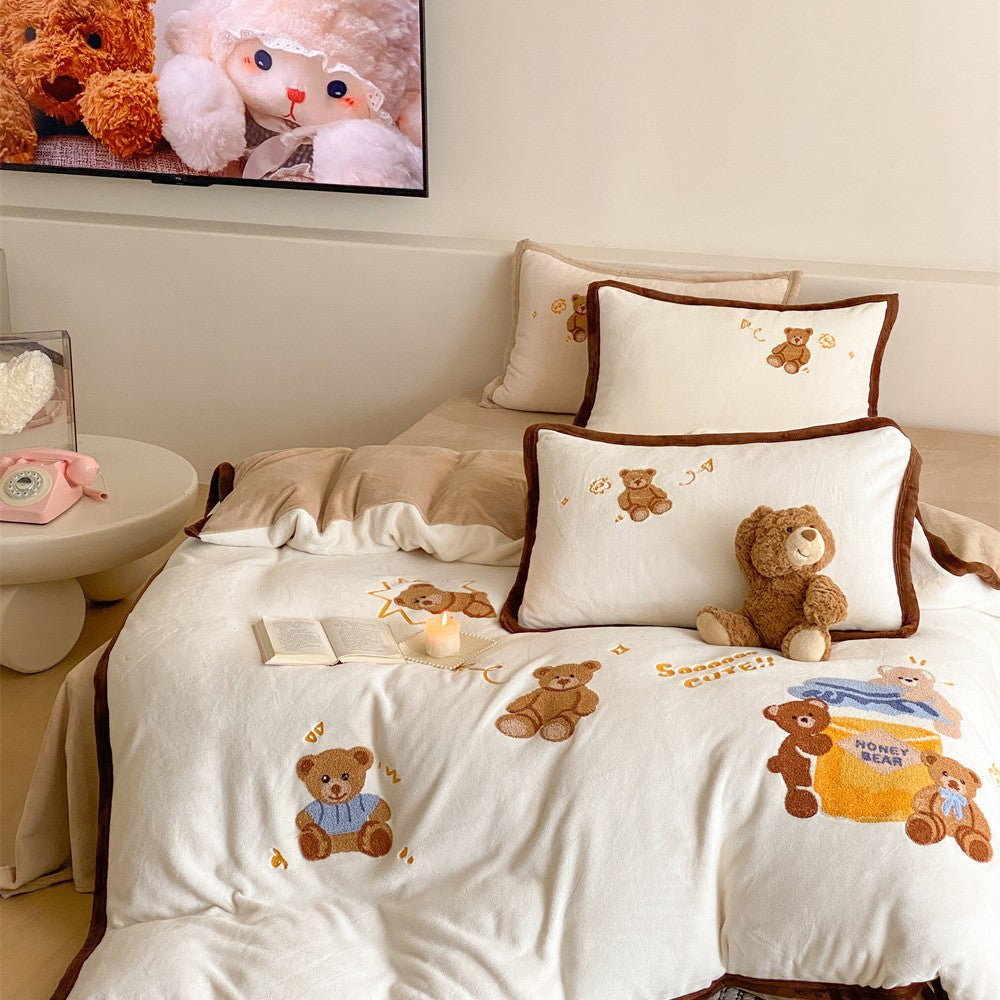 Cuddly duvet cover set with embroidered teddy bear motifs