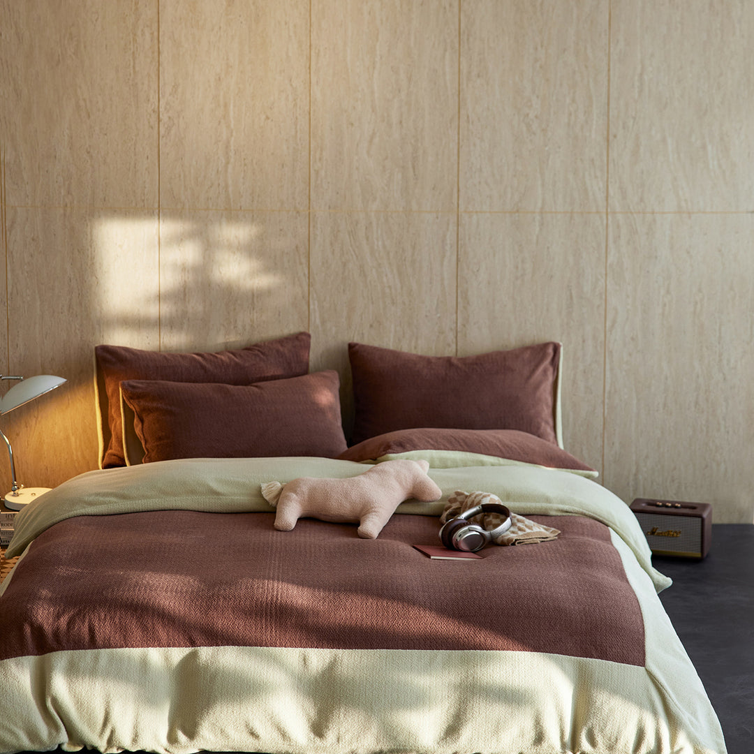 Reversible bedding and throw set made of fine cotton knit with contrast edge