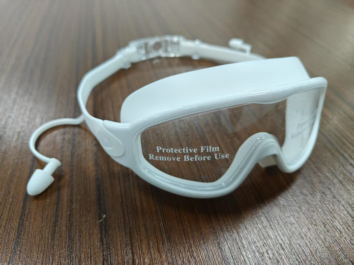 Diving mask with wide field of view and magnet holder Stornfield