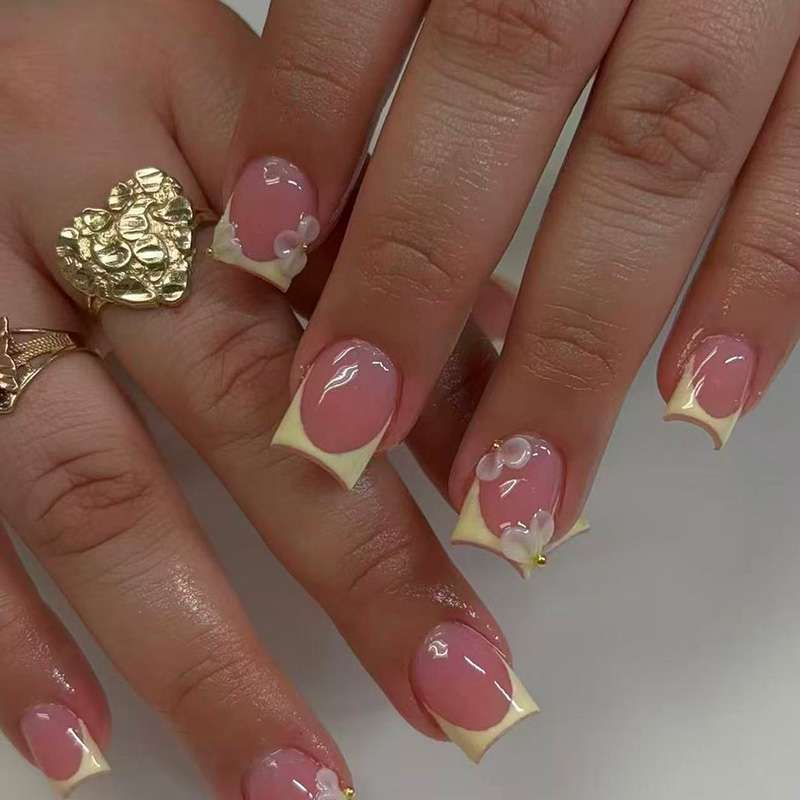Decorative Press-On Nail Art Set with Floral Accents Stornfield