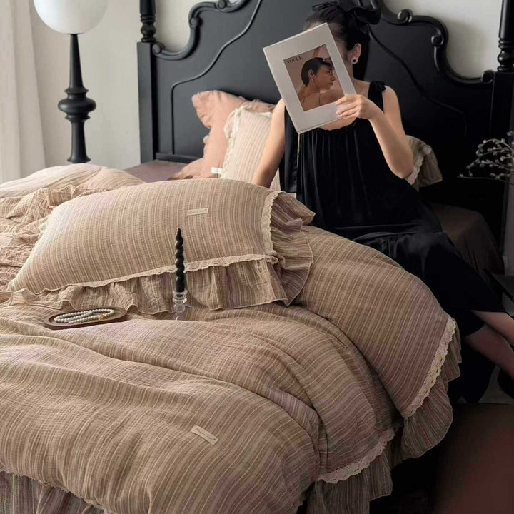 Romantic linen look bedding set with ruffle and lace trim