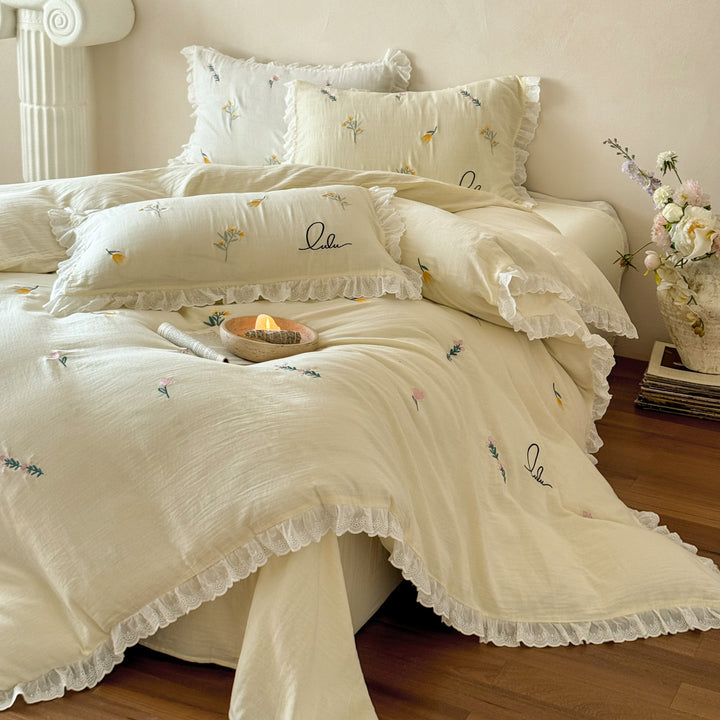 Bedding set made of washed linen-cotton blend with lace ruffle and delicate floral embroidery