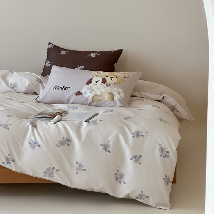 Multi-piece duvet cover and pillowcase set made of cotton muslin with illustrative teddy bear family print