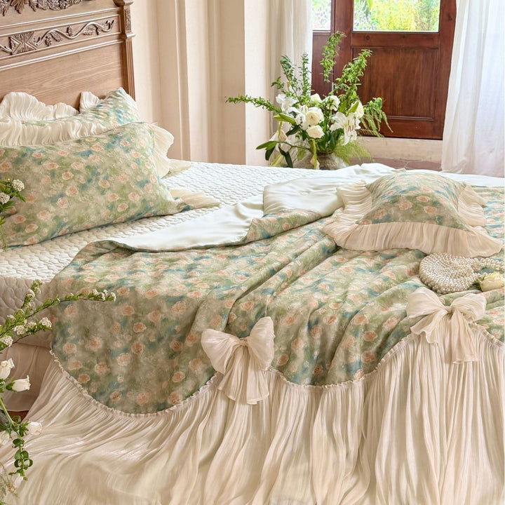 Romantic bedding set with ruffles, rose pattern and decorative bows