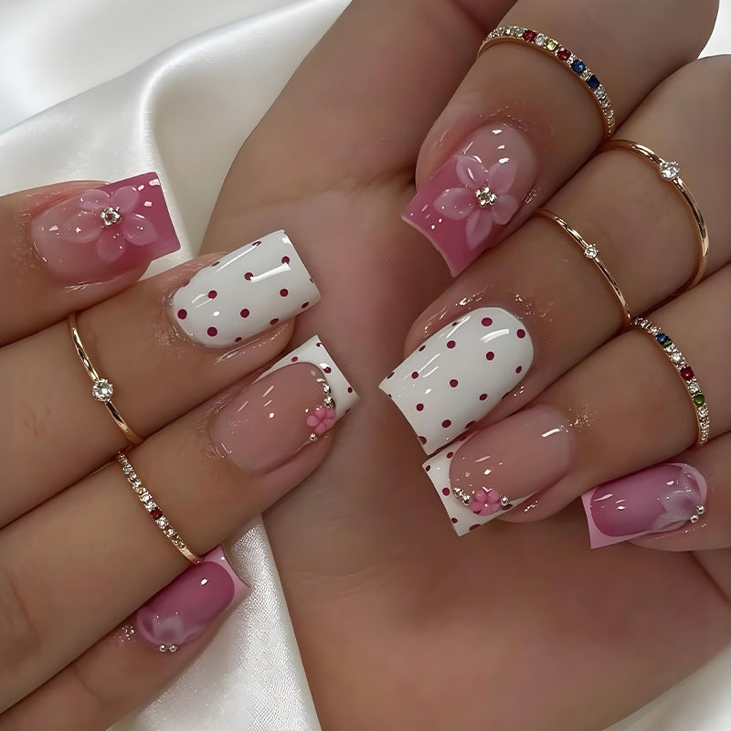 Artificial nail set with playful flower and dot motif Stornfield