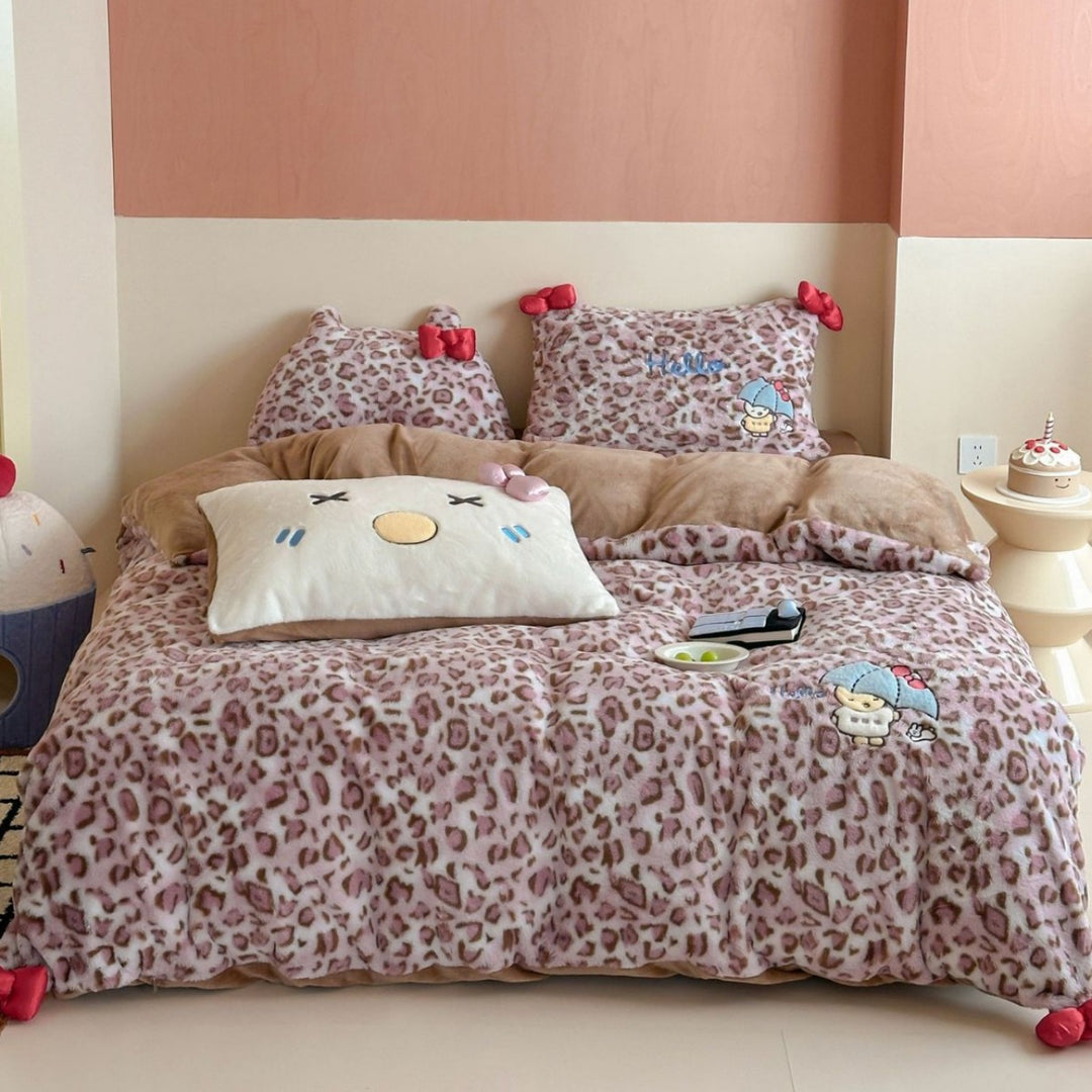 Reversible plush bedding set with leopard pattern and embroidered car appliqués