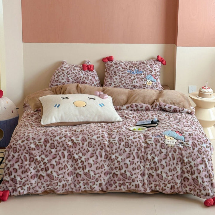 Reversible plush bedding set with leopard pattern and embroidered car appliqués