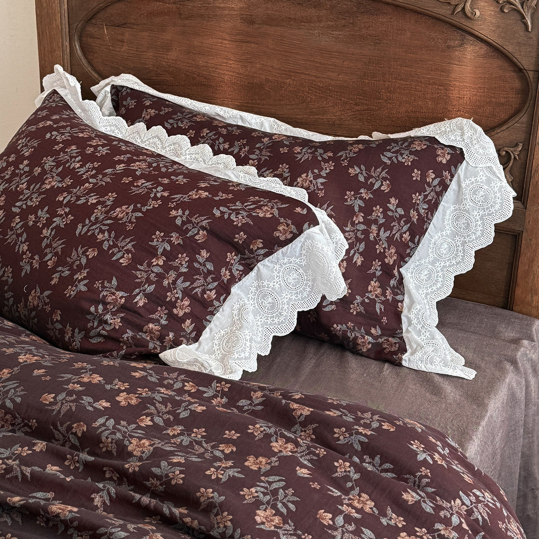 Romantic bedding set made of cotton satin with floral pattern and wide lace trim