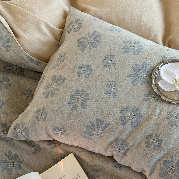 Lightweight cotton muslin bedding set with vintage floral pattern and reversible design