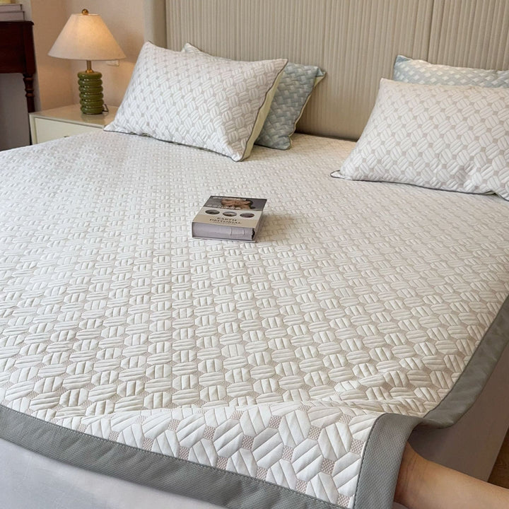 Striped fitted sheet and pillowcase set made of breathable cotton blend with fine zigzag quilting