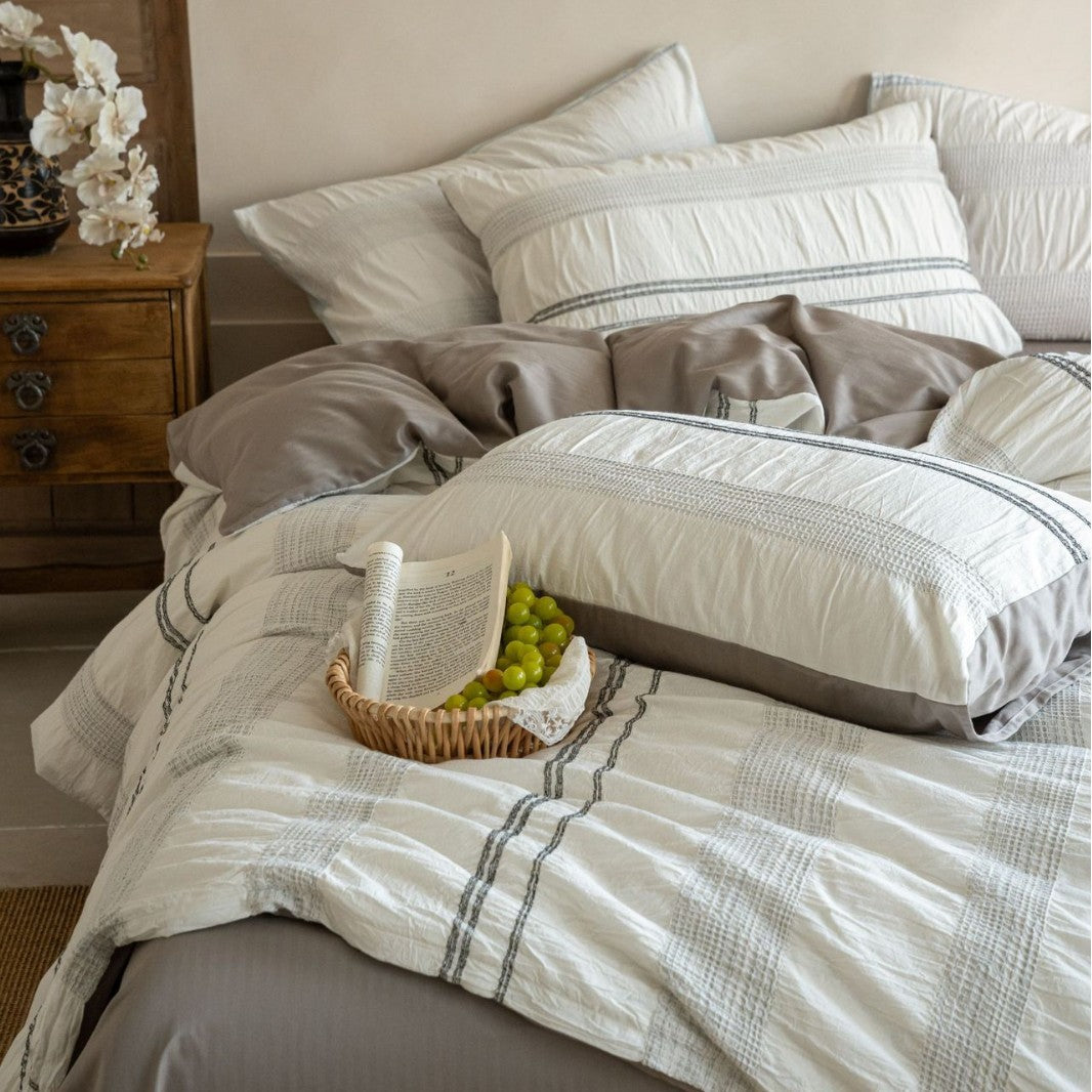 Quilted cotton bedding set with fine seersucker texture