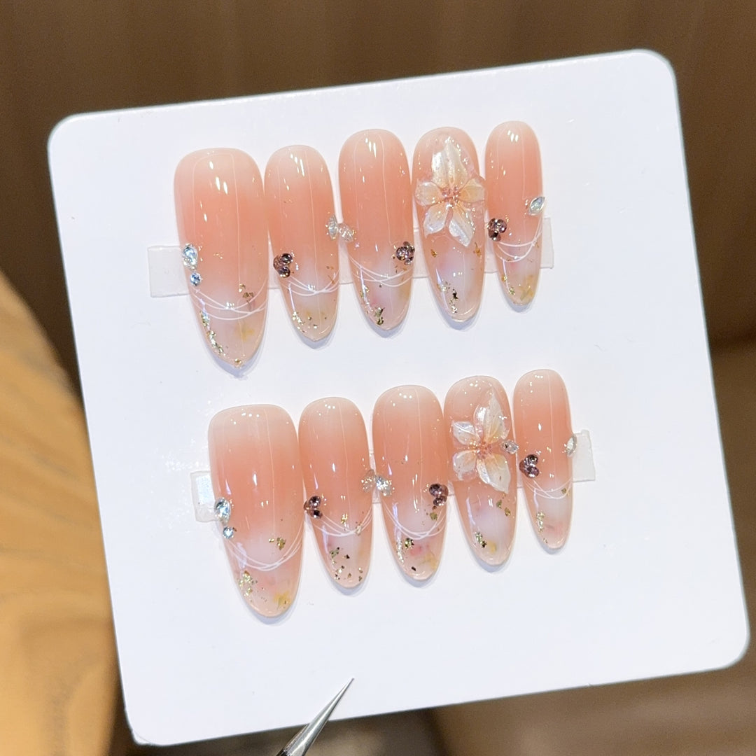 Artificial nails with delicate flower and glitter detail Stornfield
