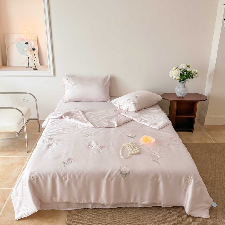 Cotton satin children's bedding set with embroidered cloud and animal appliqués