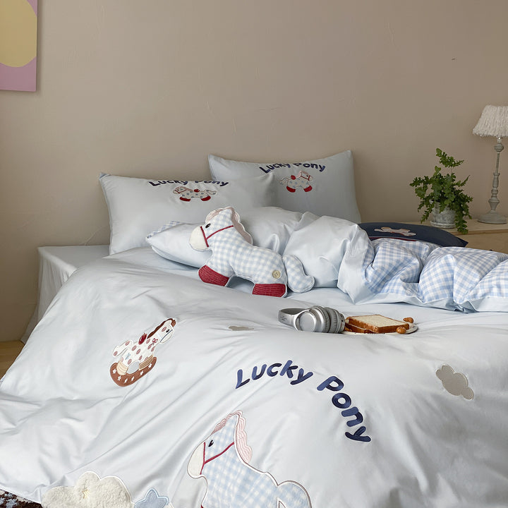 Quilted children's bedding set with pony appliqués and cuddly texture
