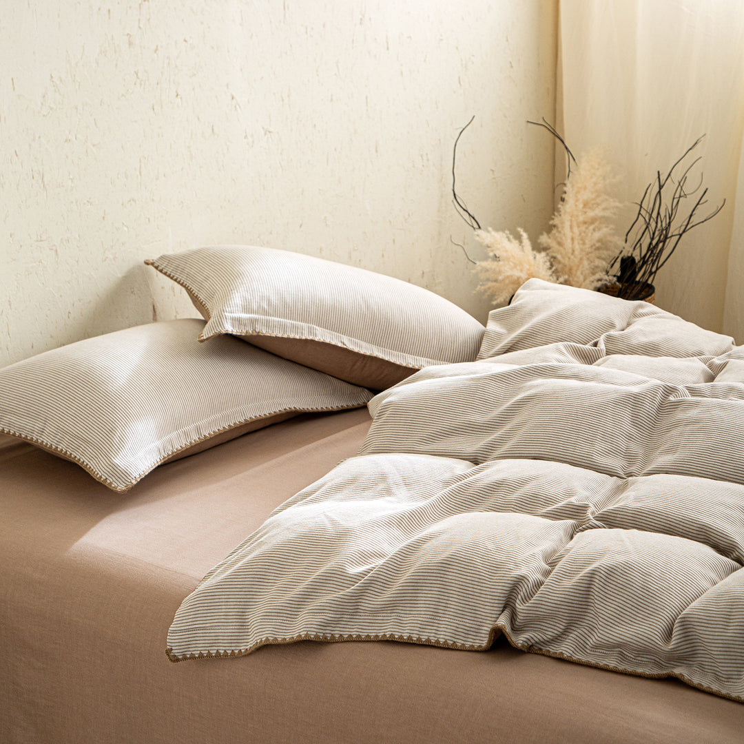 Reversible bedding set made of linen-cotton blend with fine pinstripes