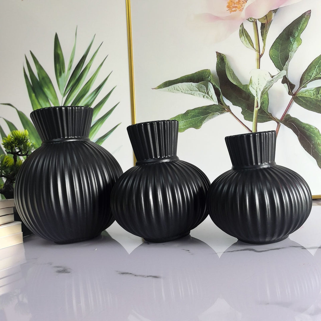 Elegant Ribbed Ceramic Vase Stornfeild