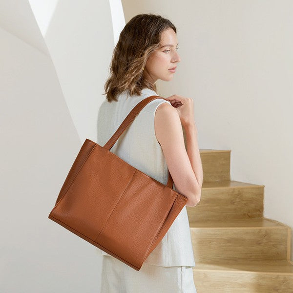 Elegant and Spacious Leather Bag Stornfield
