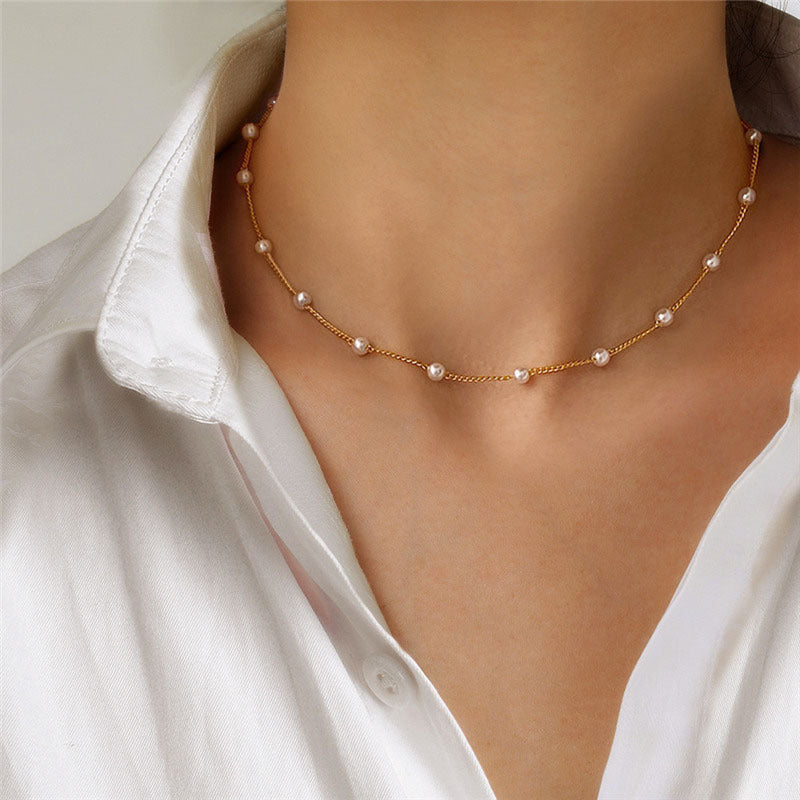 Delicate Pearl Necklace with Fine Gold Stand Stornfield