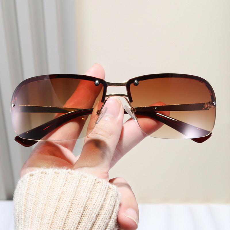 Ladies sunglasses with large, elegant lenses and a modern metal frame Stornfield