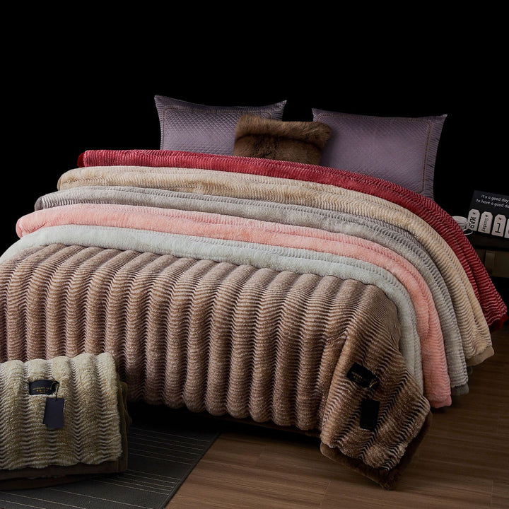 extra soft cuddly blanket made of faux fur with ribbed texture and thermal lining