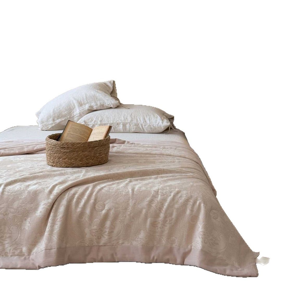 Light jacquard bedspread and bed cover made of cotton blend with floral relief