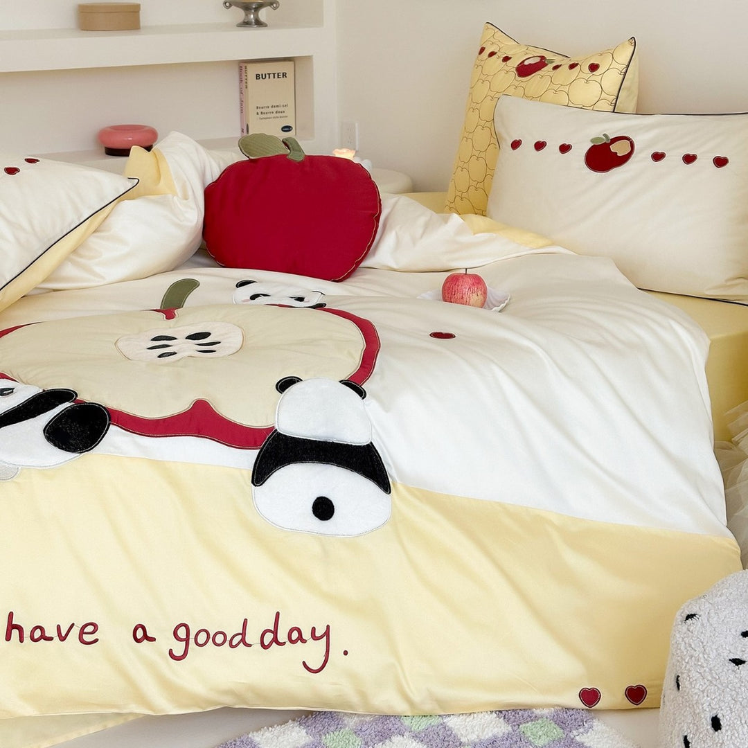 Children's bedding set with appliquéd apple and panda motif