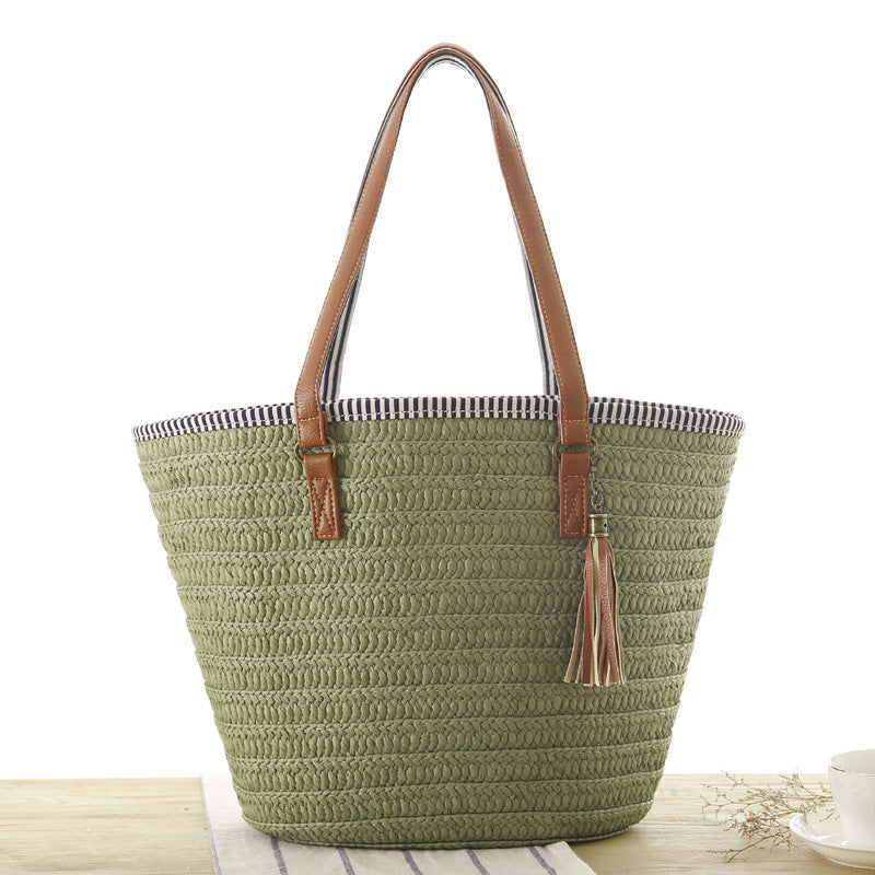 Beach bag made of hand-woven natural material with elegant leather accent Stornfield