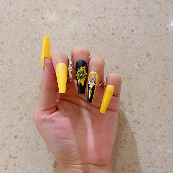 Artificial nail set with glamorous 3D decorations and detailed flower illustration Stornfield