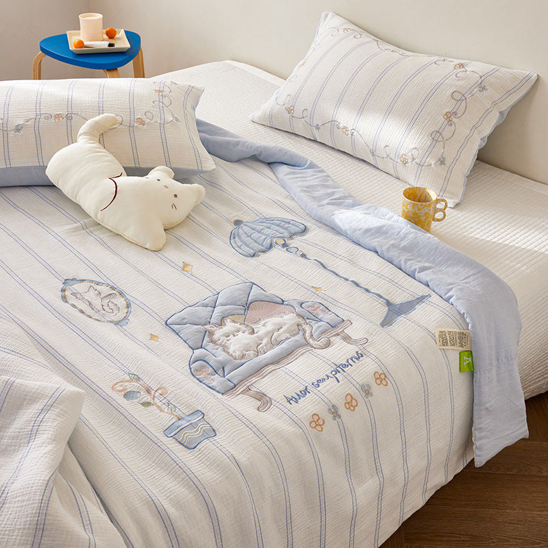 Lightweight children's bedding set with embroidered animal appliqués and fine quilted texture