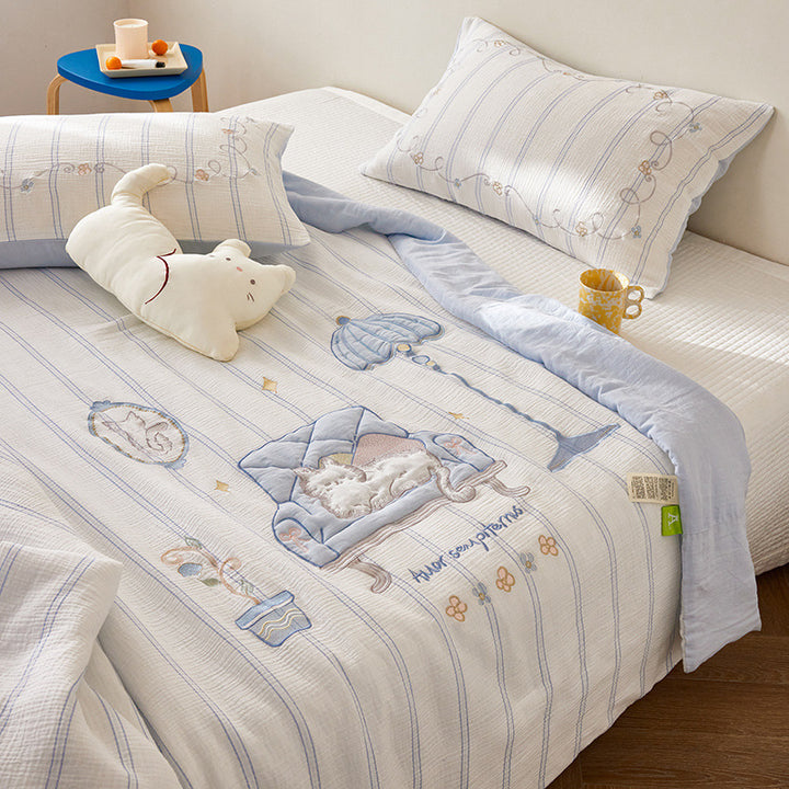 Lightweight children's bedding set with embroidered animal appliqués and fine quilted texture