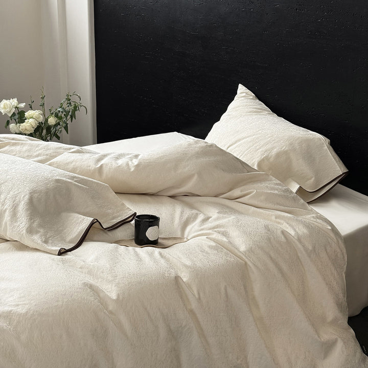 Bedding set made of jacquard cotton with paisley relief and contrast piping