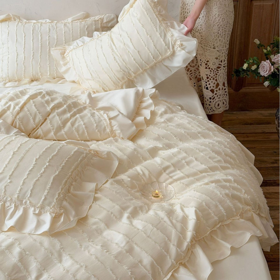 Romantic bedding set with ruffle and textured quilted look