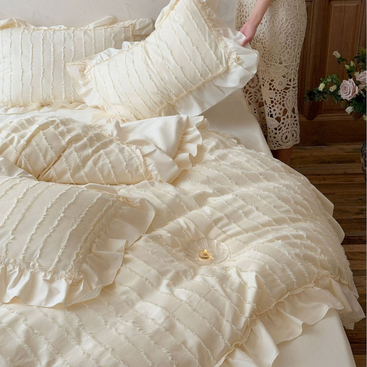 Romantic bedding set with ruffle and textured quilted look